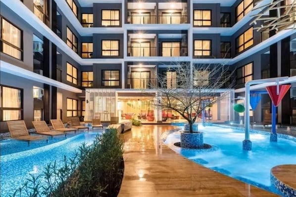 Una piscina al aire libre