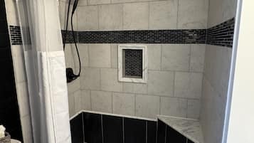 Douche, séchoir à cheveux, serviettes fournies, savon