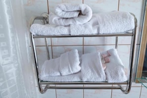 Chuveiro, produtos de toalete grátis, toalhas de banho, papel higiênico