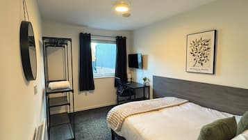 Habitación doble económica | Escritorio, espacio para trabajar con laptop y cortinas blackout