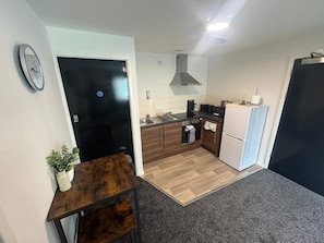 Departamento económico, 1 cama matrimonial y sofá cama | Área de sala de estar | Televisión de 32 pulgadas con canales digitales