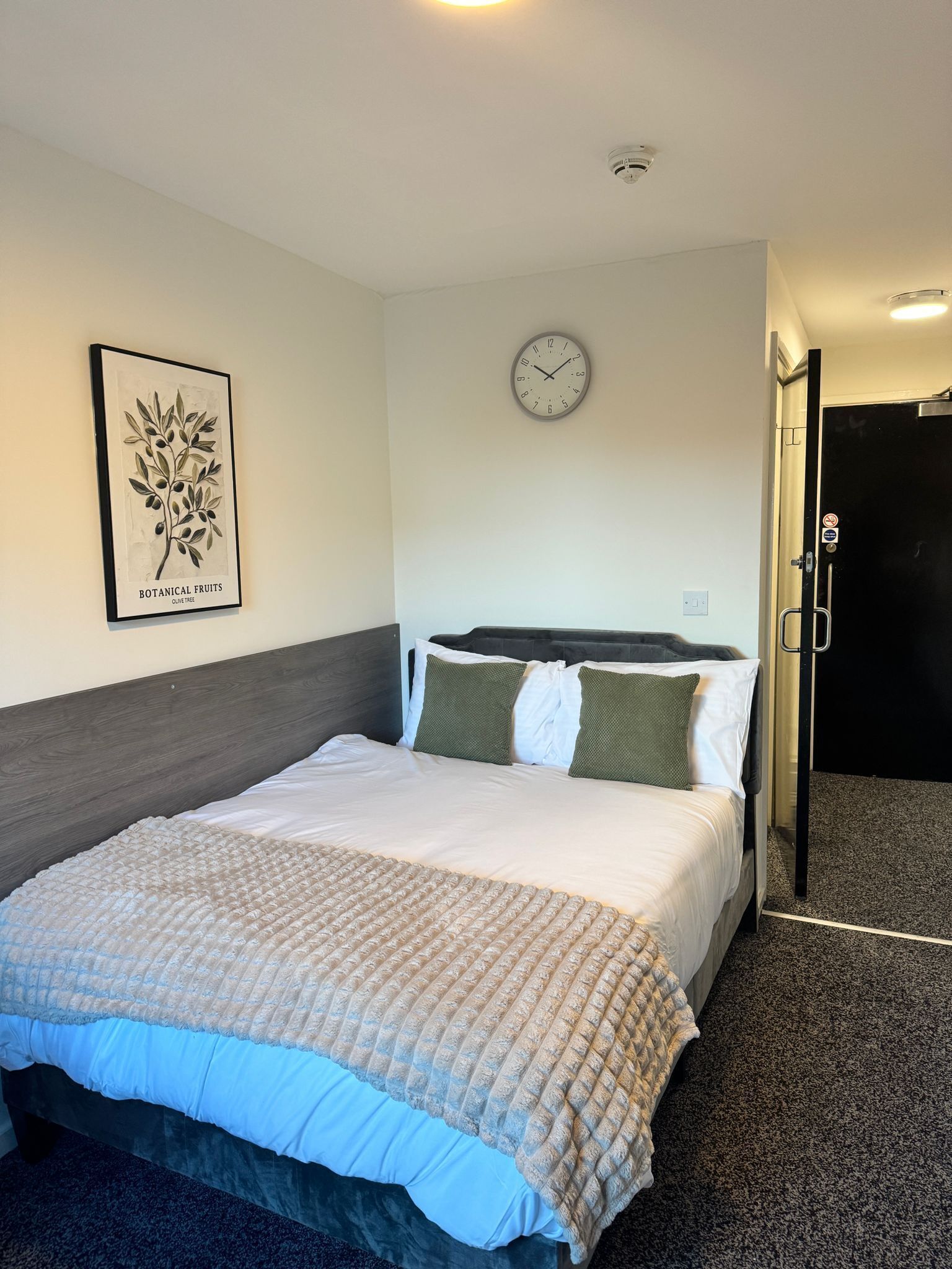 Bureau, espace de travail pour ordinateur portable, rideaux occultants