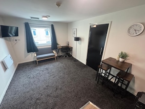 Departamento económico, 1 cama matrimonial y sofá cama | Área de sala de estar | Televisión de 32 pulgadas con canales digitales