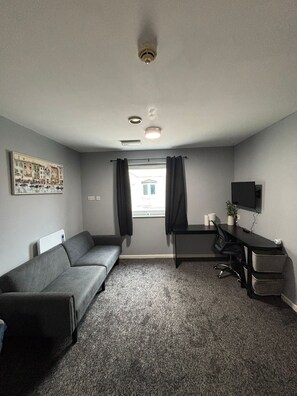 Apartamento económico, 1 cama doble con sofá cama | Zona de estar | Televisor de 32 pulgadas con canales digitales