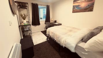 Habitación económica doble | Escritorio, espacio para trabajar con un portátil, cortinas opacas