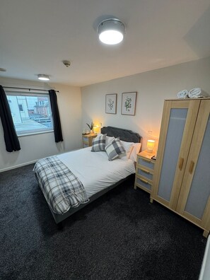 Economy Apartment, 1 Double Bed with Sofa bed | Desk, laptop workspace, blackout drapes, iron/ironing board