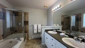 Towels, soap, toilet paper - Bright Family Getaway – Steps to Golf, Close to Shops (Surrey)