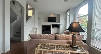 Bright Family Getaway – Steps to Golf, Close to Shops