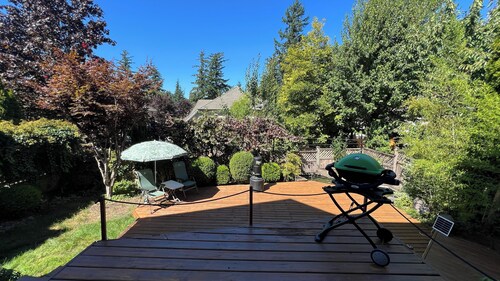 Bright Family Getaway – Steps to Golf, Close to Shops