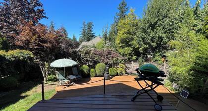 Bright Family Getaway – Steps to Golf, Close to Shops