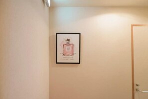 Een ingelijste afbeelding aan een muur in een hotelkamer.