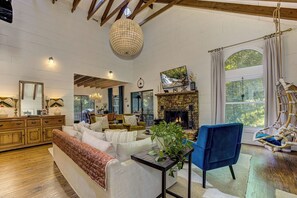 Télévision, cheminée, jeux vidéo, baby-foot