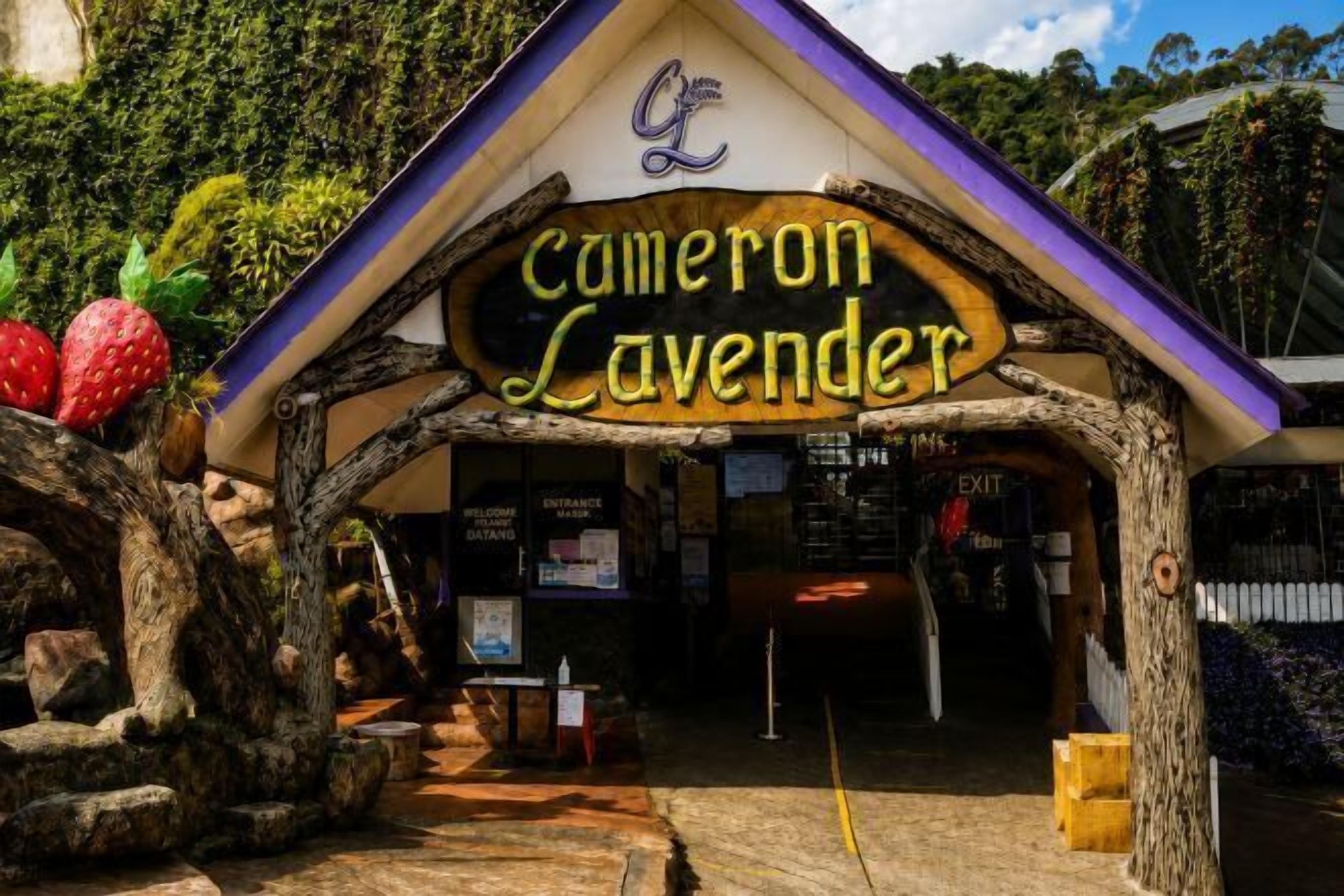 Un edificio rústico con un letrero que dice 'Cameron Lavender'.