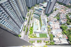 Un immeuble de grande hauteur, doté de nombreux étages, d’une cour intérieure et entouré d’autres immeubles résidentiels.