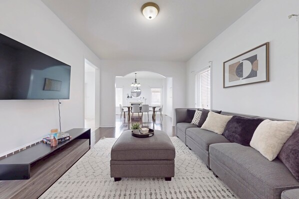 TV, fireplace - Charming 4-bed Home Away From Home in Brampton, ON (brampton)