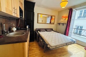 Room - Vintage studio 150m to Notre Dame (Paris)