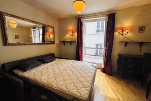 Room - Vintage studio 150m to Notre Dame (Paris)