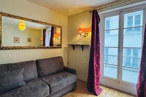 Room - Vintage studio 150m to Notre Dame (Paris)