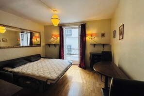Room - Vintage studio 150m to Notre Dame (Paris)
