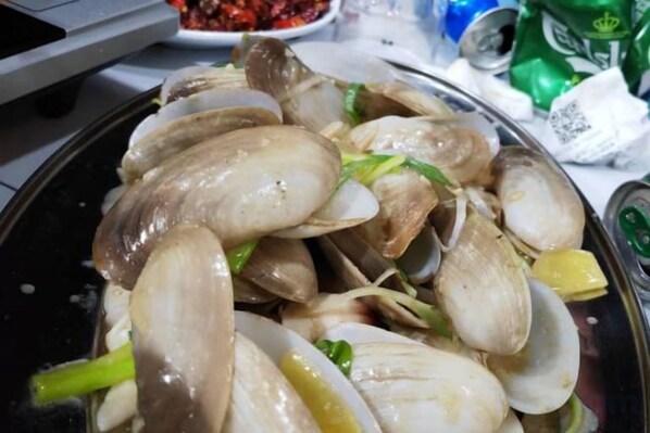 A pan with clams and green onions. - BOX INN SEMPORNA (Semporna)