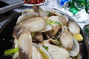 A pan with clams and green onions. - BOX INN SEMPORNA (Semporna)