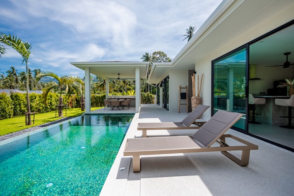 Una piscina al aire libre