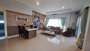 Living area - Jacuzzi Pool Villa (Pattaya)