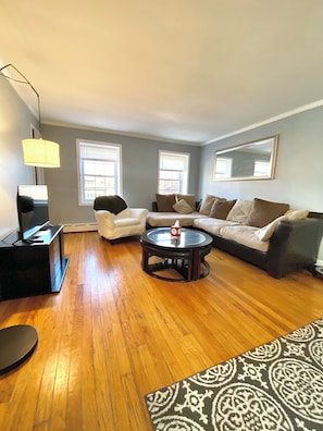 TV - Sunny 2-bedroom apartment with In-Unit Laundry & Balcony in Evanston (Evanston)