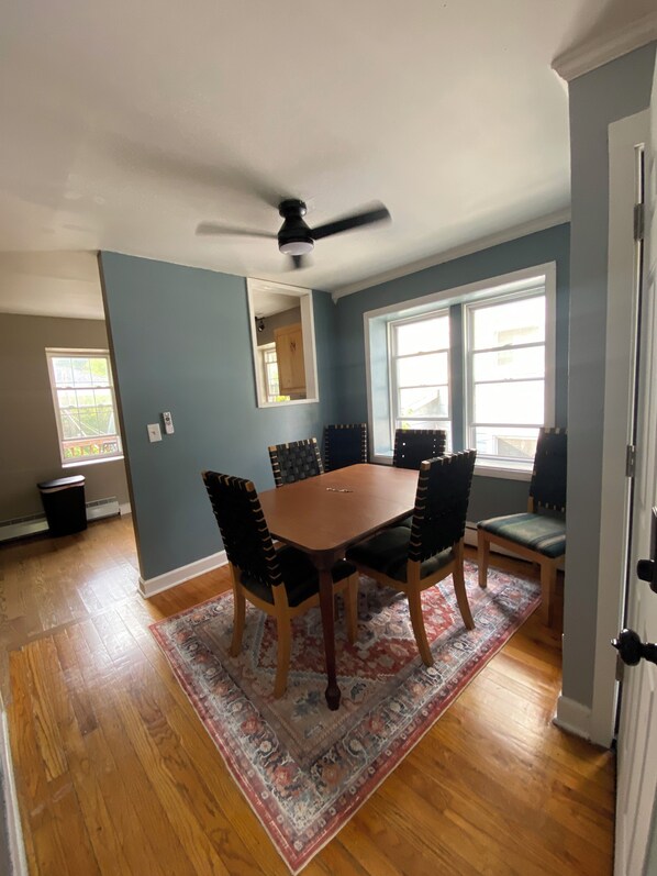 Dining - Sunny 2-bedroom apartment with In-Unit Laundry & Balcony in Evanston (Evanston)