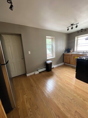 Oven, stovetop - Sunny 2-bedroom apartment with In-Unit Laundry & Balcony in Evanston (Evanston)