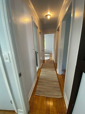 Interior - Sunny 2-bedroom apartment with In-Unit Laundry & Balcony in Evanston (Evanston)