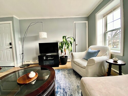 Sunny 2-Bdrm Apt In-Unit Lndry & Balcony Near NU Hsptls