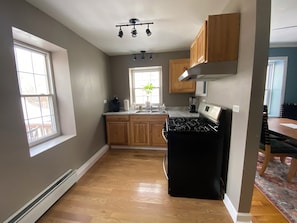 Oven, stovetop - Sunny 2-bedroom apartment with In-Unit Laundry & Balcony in Evanston (Evanston)