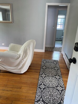 Interior - Sunny 2-bedroom apartment with In-Unit Laundry & Balcony in Evanston (Evanston)