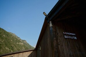 Un edificio de madera con un letrero que dice 'IN EACOMAH BAKIN'.