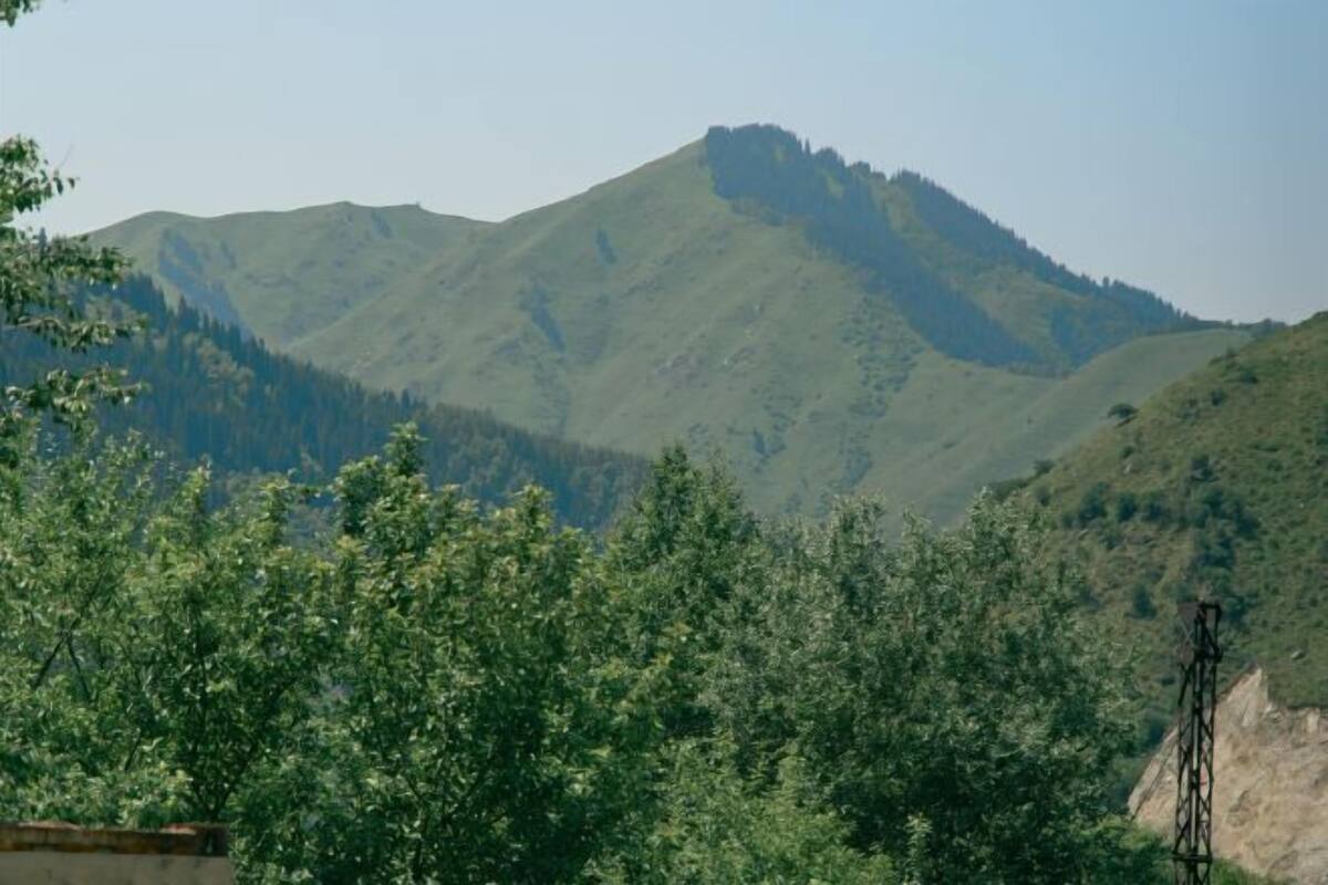Un paysage de montagne sous un ciel dégagé.