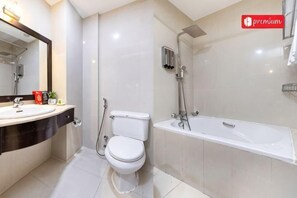 Une salle de bain moderne équipée de toilettes, d’un lavabo et d’une baignoire.