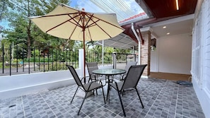 Villa, 2 chambres, accessible aux personnes à mobilité réduite, patio | Restauration extérieure