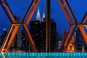 Een nachtelijke stadsgezicht met een opvallend gebouw met twee verlichte torens.