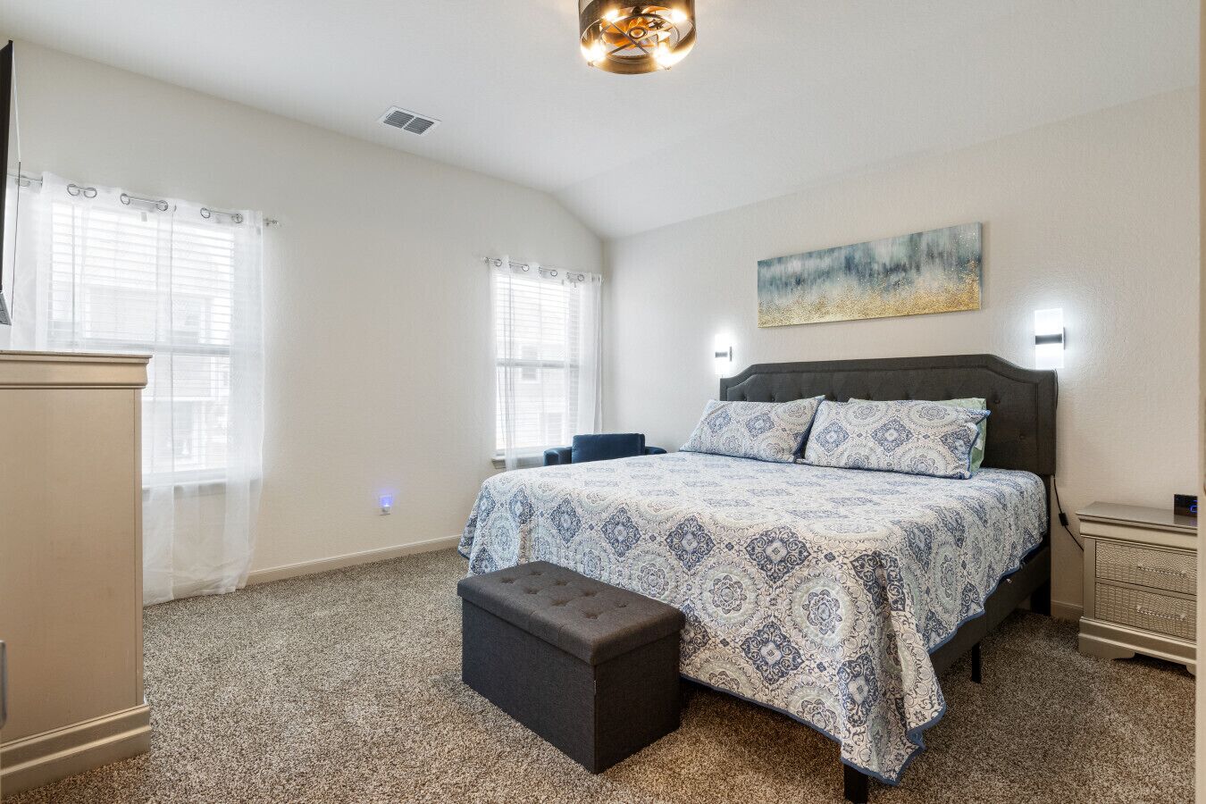 3 bedrooms, desk, iron/ironing board, travel cot