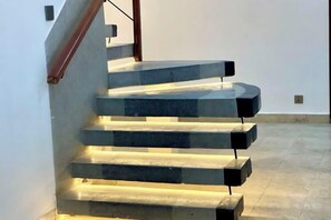 A staircase with a wooden handrail and a series of steps. - SKY VILLA - BKK Central Phnom Penh - Rooms and Apartments (Phnom Penh)