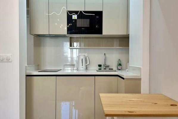 Room - Exquisite Marais Apartment Beaubourg (Paris)