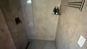 Haartrockner, Handtücher, Seife, Toilettenpapier