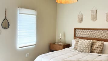 Tabla de planchar con plancha, internet y ropa de cama