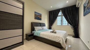 Een slaapkamer met een bed, een nachtkastje, een raam met gordijnen en een wandairconditioner.