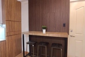 Interior - Near Manila Airport, "Hotel Style" Studio Condo With Kitchen + Pool, 5G (Paranaque)