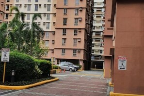 Unclassified image, 4 of 45, button - Near Manila Airport, "Hotel Style" Studio Condo With Kitchen + Pool, 5G (Paranaque)