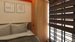 Une chambre à coucher avec un lit, une armoire en bois et une fenêtre avec des stores.