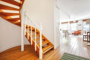 Iron/ironing board, cribs/infant beds