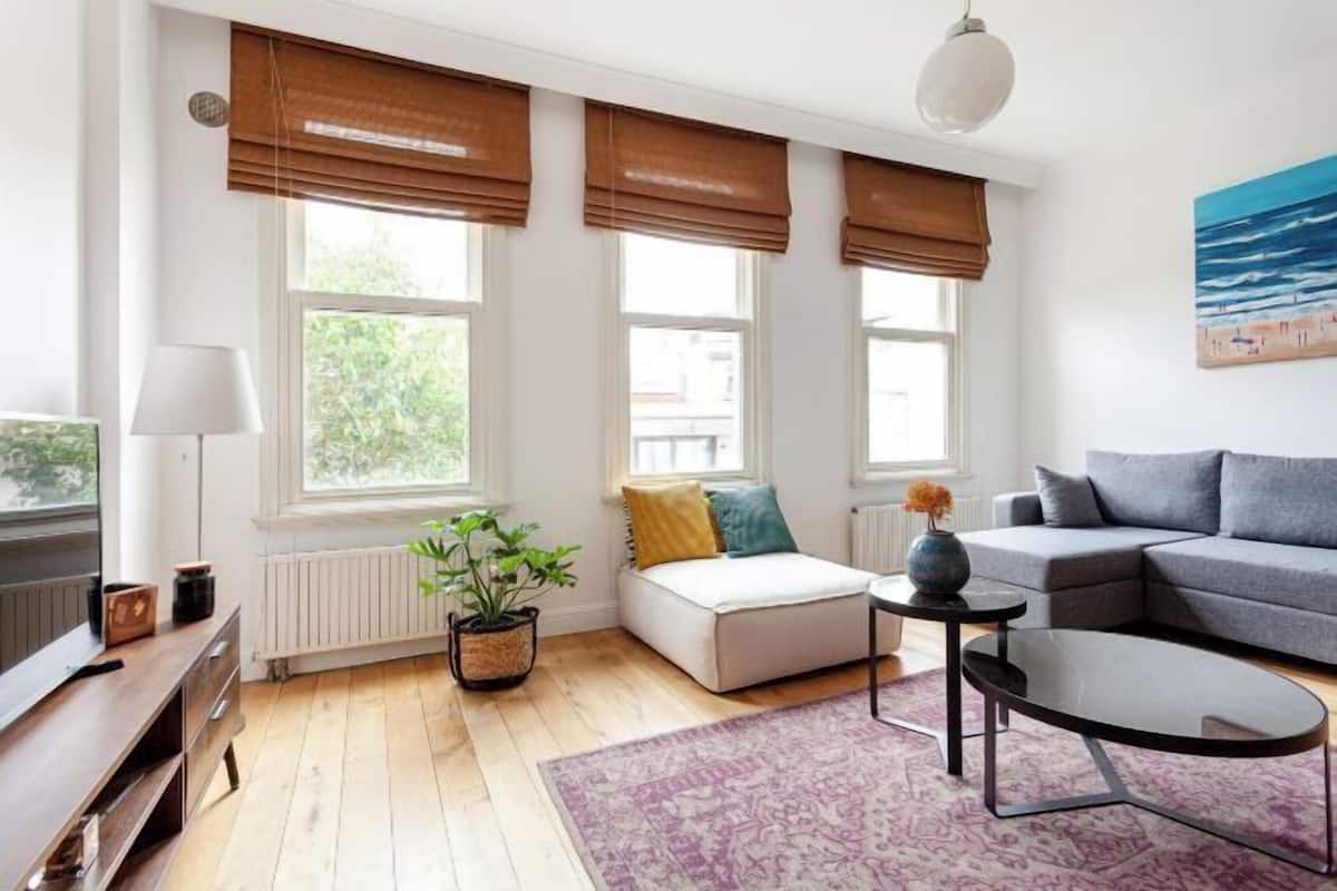 Iron/ironing board, cots/infant beds